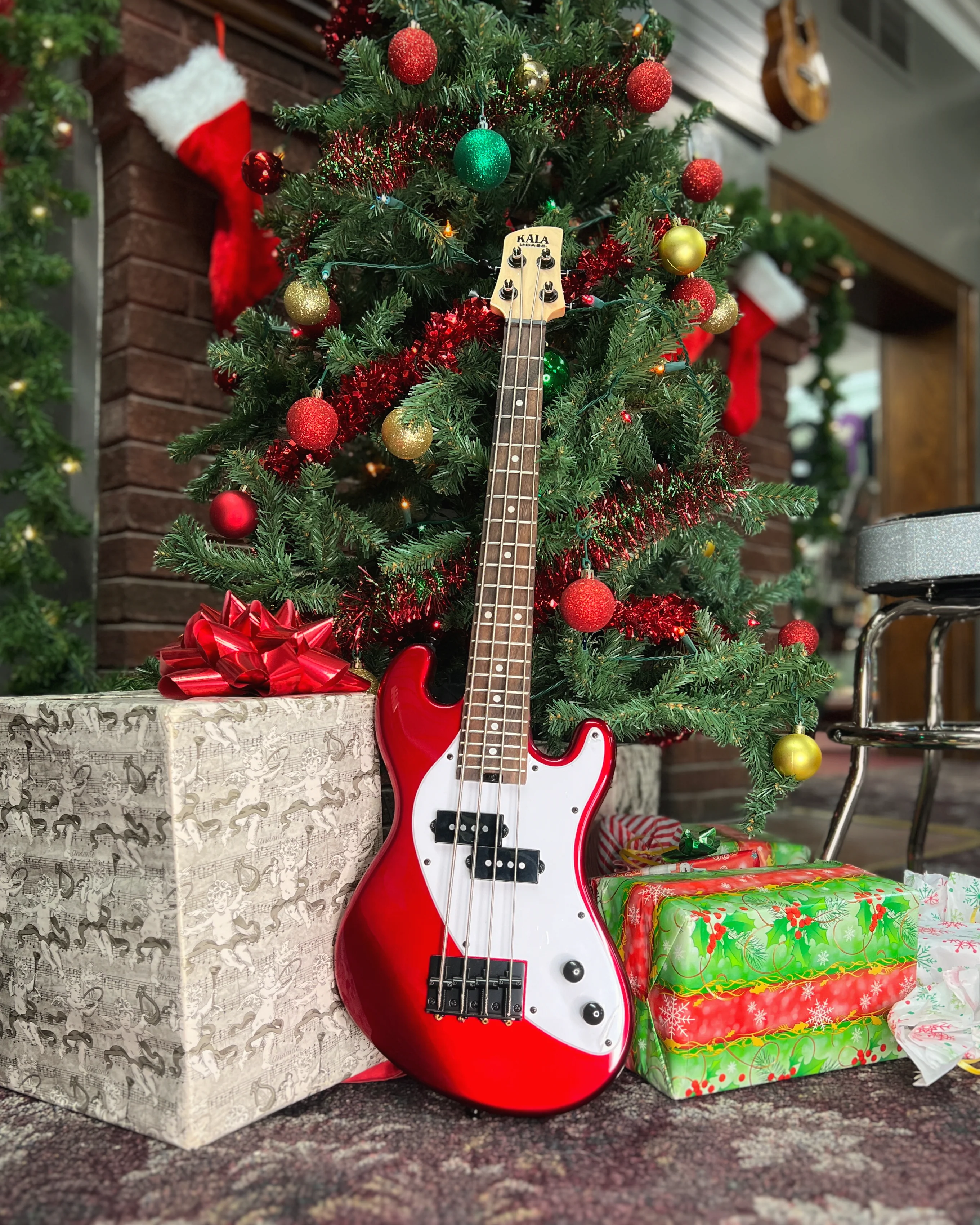 Kala Solid Body U-Bass, Candy Apple Red